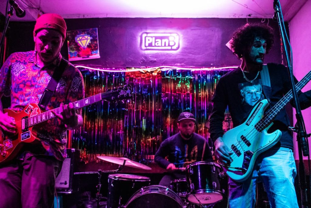Visa Dudosa: Punk-rock sin fronteras desde la «ciudad de la música»