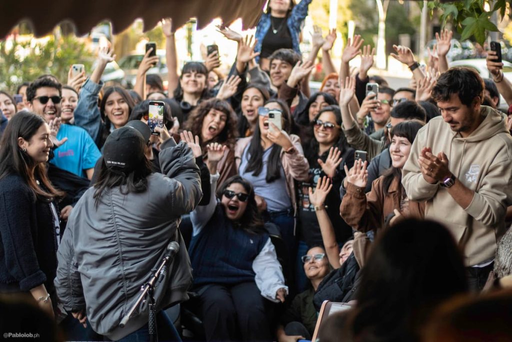 Más de dos horas de meet-and-greet con Javiera Mena en el Griso