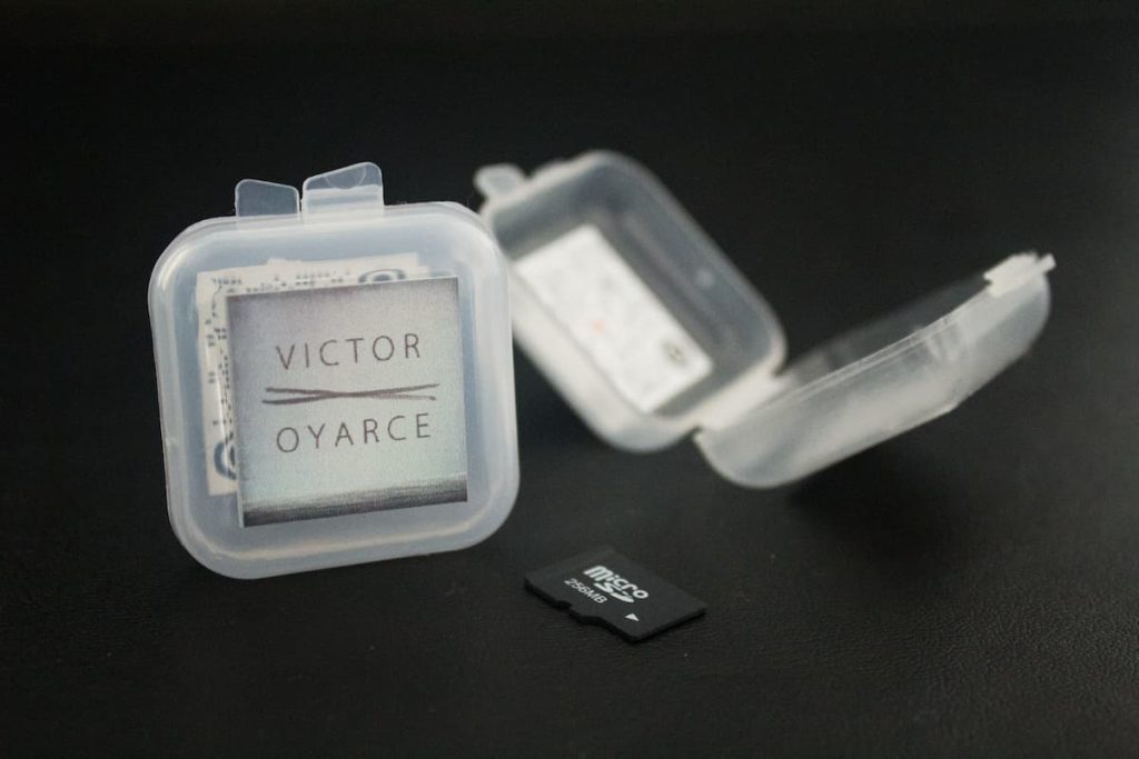 Víctor Oyarce lanza nuevo disco con novedosa experiencia física