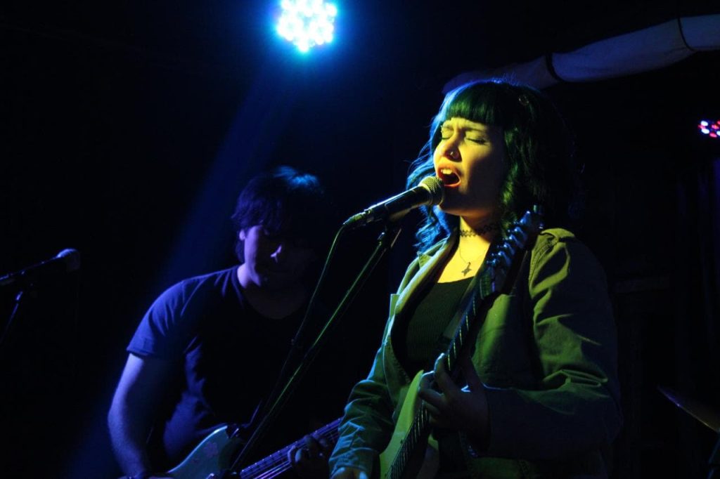 Guitarras nostálgicas y autogestión: así es el debut de Taciturnos