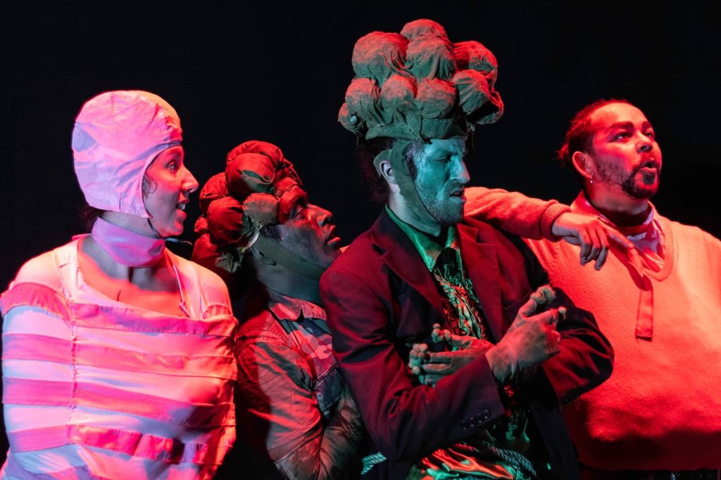 Postales del exitoso debut de «La Futura Cosecha» e Insólito Teatro en Bandera 1001